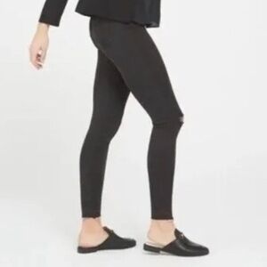 EUC•SPANX Vintage Distressed Ankle Skinny Black Jeans. Size: L.